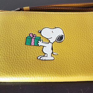 Coach X Peanuts Pebbled Leather Corner Zip Wristlet Snoopy Present Motif ~ NWT
